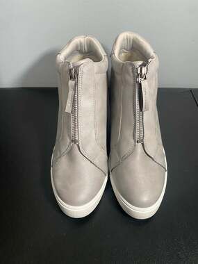 maurices Ginger Front Zip Sneaker Wedge Gray Size 6.5